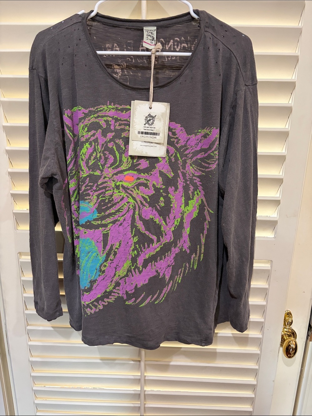 Magnolia Pearl gray shirt with lion on front. OSFM NWT
